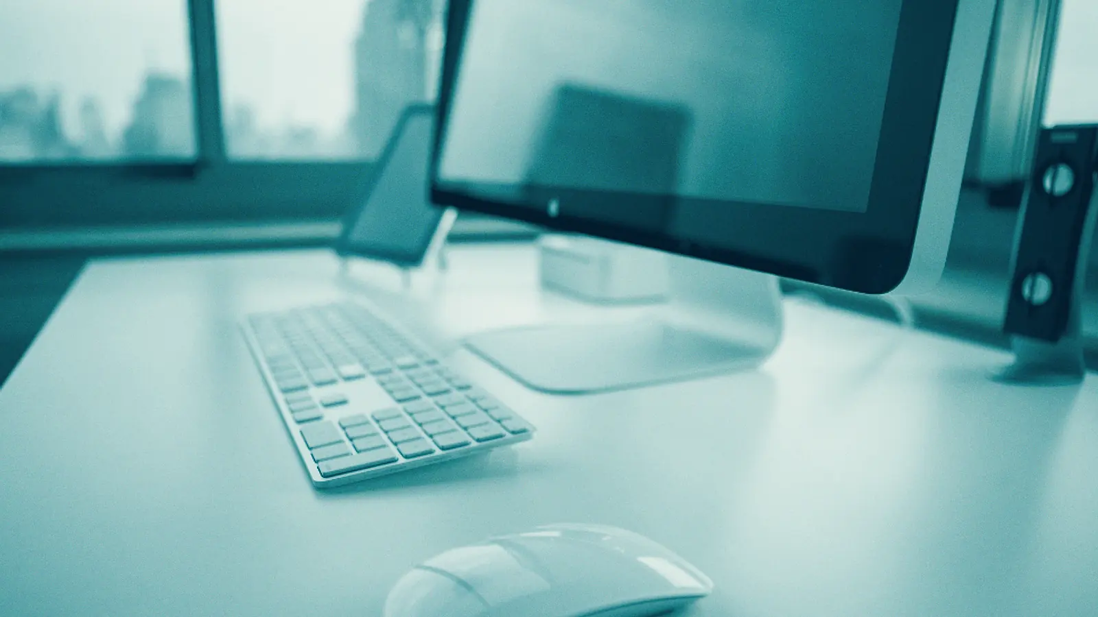 Puesto de trabajo despejado con ordenador, teclado y ratón